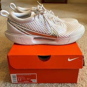 Like new women’s Nike Zoom Court Pro